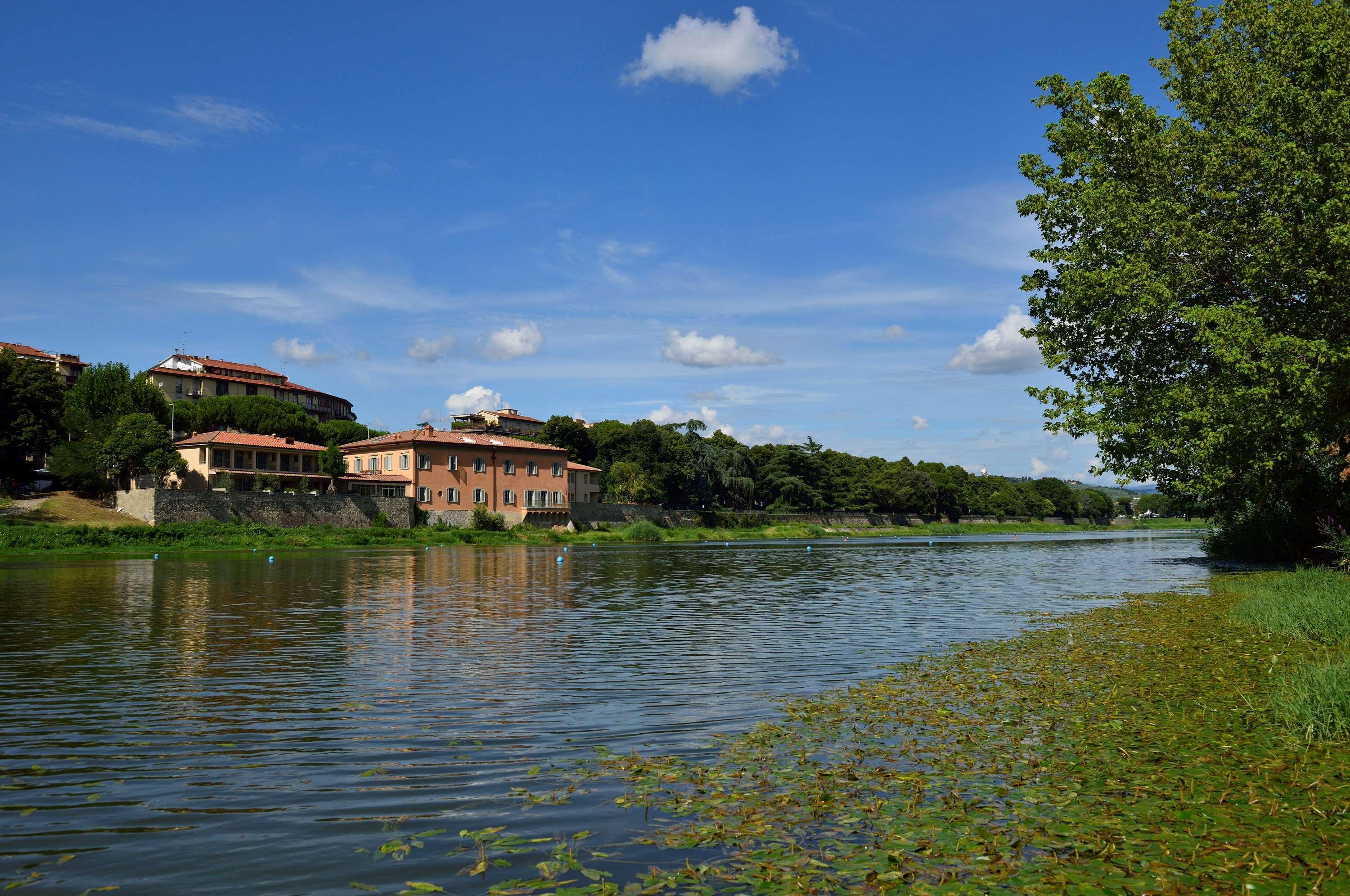 Ville Sull'Arno Флоренция Экстерьер фото The Arno near San Giovanni Battista