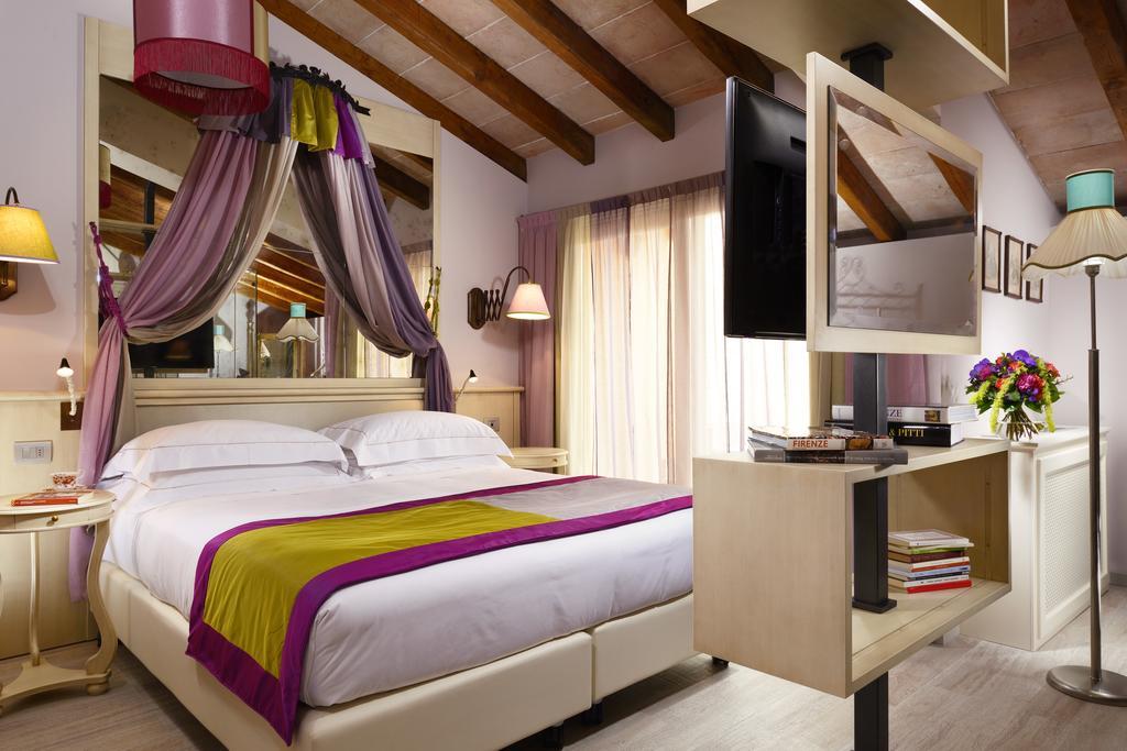 Ville Sull'Arno Флоренция Экстерьер фото A room at the Hotel Gran Vía